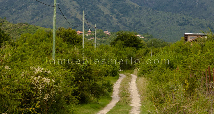 Camino hacia a las sierras, a lo lejos el Country Chumamaya.