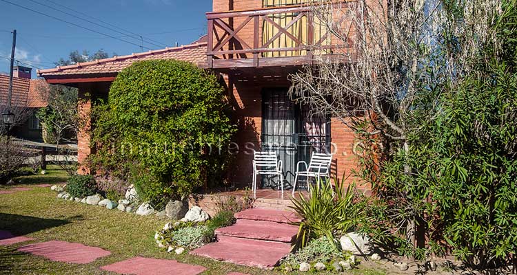 Expansión del estar comedor hacia el jardín, bajo galería. juego de muebles de jardín.