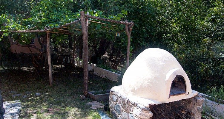 Vista del Horno de Barro y la Parra en la Terraza