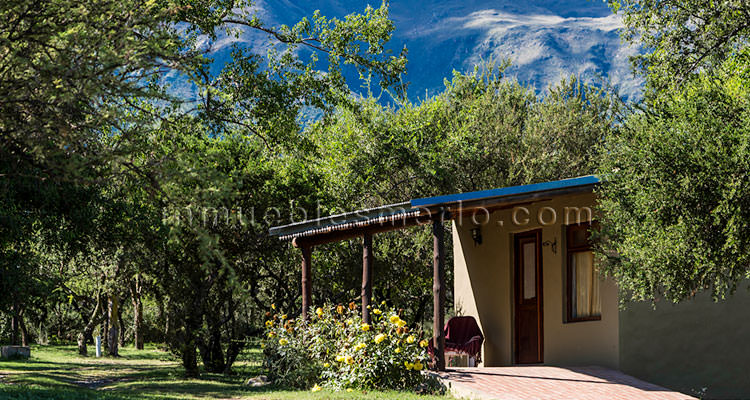 Vista de cabaña exterior con galería