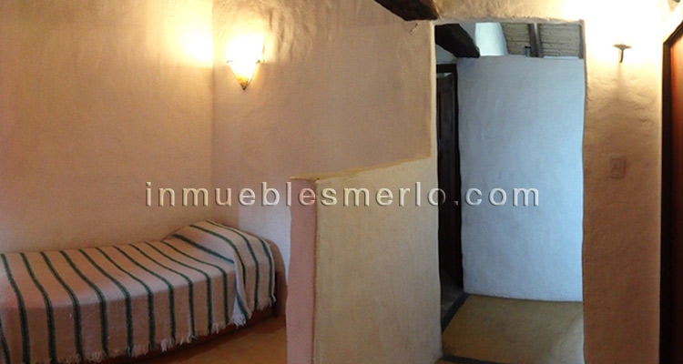 Medio dormitorio con cama y placard