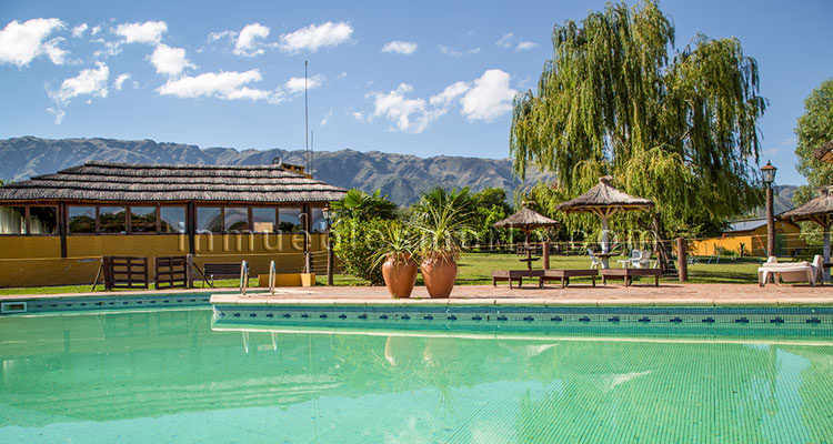 Vista de quincho y piscina de complejo de cabañas en las sierras