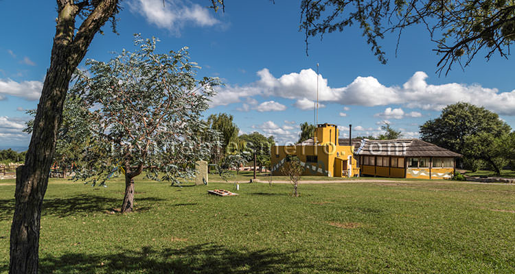 Vista del parque del complejo con el quincho al fondo 